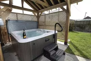 Cottages with Hot Tubs and Jacuzzi